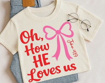 Oh, como Ele nos ama! SVG: Design de camiseta com versículo bíblico cristão para o Dia dos Namorados