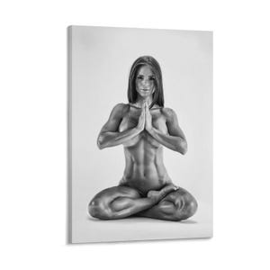 Op de afbeelding: Zwart-wit afdruk van een persoon in een yogahouding, zittend met gekruiste benen en handen in gebedshouding. De persoon is gespierd en heeft lang haar. De achtergrond is effen wit.