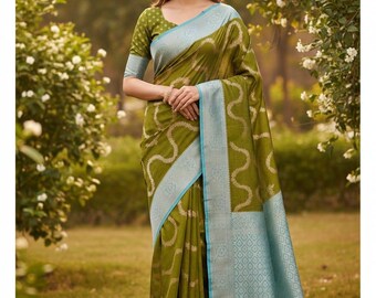 Zeegroene Mysore-crêpe-zijden sari met gouden zari-pauwmotieven – marineblauwe rand