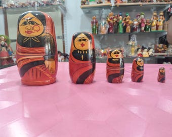 Hand Painted Wooden Nesting Dolls – Traditional Russian Matryoshka Figures