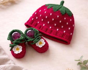 Completo per neonato composto da cappellino e scarpine a forma di fragola, lavorati a mano a maglia, colore rosa, 100% cotone biologico.