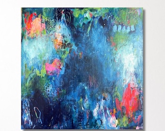Op de afbeelding: Abstract schilderij op een vierkant canvas. Het kunstwerk toont een mix van blauw, groen, roze en rood. De penseelstreken creëren een textuureffect, met lichte en donkere gebieden. Het schilderij wordt boven een witte bank getoond.