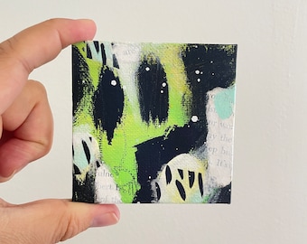イーゼル上のミニキャンバス、ミニチュア、3x3 の小さなアート、小さな緑の絵画、イーゼル上のオリジナルのアクリル画、コラージュミックスメディア抽象キャンバス