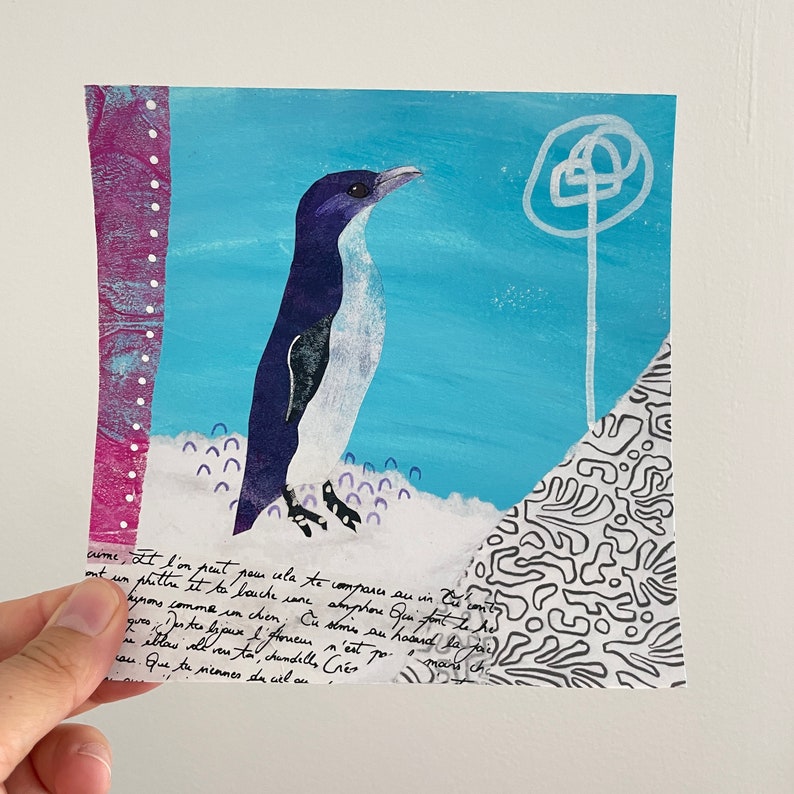 Puede incluir: Una ilustraci&oacute;n de un ping&uuml;ino azul y blanco sobre un fondo azul con acentos blancos y morados. El ping&uuml;ino est&aacute; de pie sobre una superficie blanca con patrones abstractos en blanco y negro en el fondo.