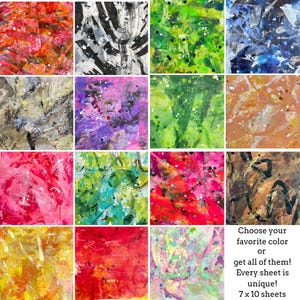 Op de afbeelding: Een verzameling abstracte kunstbladen in verschillende kleuren, waaronder rood, groen, blauw en geel. Elk blad heeft unieke verfspatten en penseelstreken. De tekst luidt: "Kies je favoriete kleur of neem ze allemaal! Elke sheet is uniek! 7 x 10 sheets."