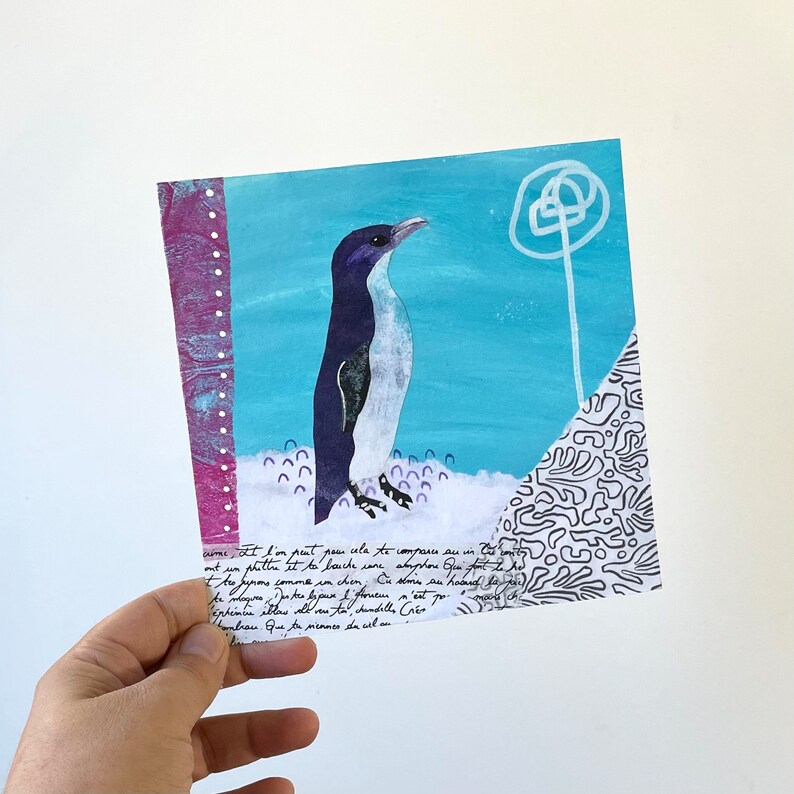 Puede incluir: Una ilustraci&oacute;n de un ping&uuml;ino azul y blanco sobre un fondo azul con un dise&ntilde;o de remolino blanco en la esquina superior derecha. La imagen es parte de un collage con un papel estampado rosa y blanco a la izquierda y un papel estampado en blanco y negro a la derecha. El texto "crime, It l'on peut, ula to compare au in the con ant un prithe it to bouche rave abophore un font de he As Jyras comme in chin, Cu siis an hoand lo Ephinus illas ale au ta, chandills Cer hanbrau. que tu miennes da wil on" est&aacute; escrito en tinta negra en la parte inferior de la imagen.