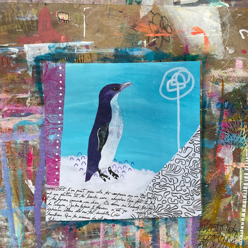 Puede incluir: Un collage de t&eacute;cnicas mixtas con un ping&uuml;ino azul y blanco sobre un fondo azul con un dise&ntilde;o de remolino blanco. El collage est&aacute; rodeado por un borde rosa y blanco y un borde con patr&oacute;n blanco y negro. El texto "It l'on peut por ula to compare au in the ont un phithe it to bouche rave abiphone Qui As Jyrons comme in chin, Cu semi. be whayes, I kes lipun I foncur simu au hoand la Eph&eacute;mie illas all nu to, chandills Ger tambrou que te miennes day lon" est&aacute; escrito en tinta negra en la parte inferior del collage.