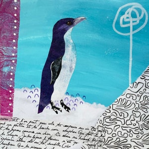 Puede incluir: Un ping&uuml;ino azul y blanco con un pico y ojos negros se encuentra de pie sobre una superficie blanca con acentos morados y azules. El fondo es azul claro con un dise&ntilde;o de remolino blanco. La imagen incluye texto escrito a mano en tinta negra.