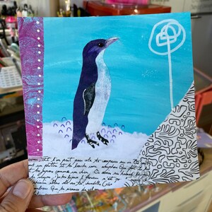 Puede incluir: Un ping&uuml;ino azul y blanco se para sobre un fondo blanco con un cielo azul y un remolino blanco en la esquina superior derecha. El texto "aime, It l'on peut pour cela te vo ttes furons comma im au ont un pritte et te bouche rane amphorn Qui, De canc in Cu cont amphone Qui fot sems au hoard la joie chen, Cu s&eacute;mi te maques, Dus tes bijoux l'fhoueur n'est po phence iblau ale ta, chandells Gr&eacute;t ombrou que tu siennes du ciel au mars cha" est&aacute; escrito en la parte inferior de la imagen.