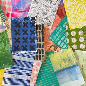 Puede incluir: Una colección de cuadrados de papel con patrones coloridos y diversos diseños, incluyendo un cuadrado azul con X negras, un cuadrado verde con rayas blancas y un cuadrado amarillo con un patrón de lunares verdes y blancos.