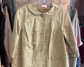 Pantalones pitillo de terciopelo y chaqueta de brocado de los años 50