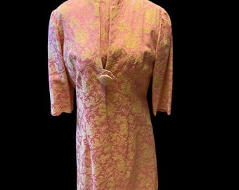Vestido rosa dorado y abrigo a juego