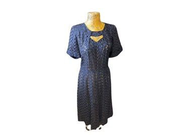 Vestido estilo anos 50 com detalhe recortado