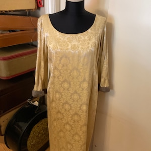 Vestido brocado dourado dos anos 60 com acabamento em pele sintética