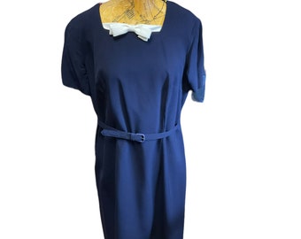 Um vestido azul marinho pequeno para senhora