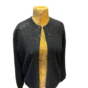 Schwarze Perlen Strickjacke