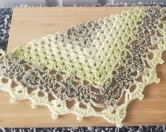 Pañuelo de ganchillo hecho a mano, bufanda para el cabello con degradado verde, tocado estilo cottagecore boho, pañuelo ligero con efecto ombré de bosque, accesorio para el cabello de verano