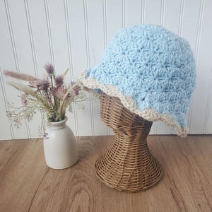 Cottagecore Shell Stitch Bucket Hat, Blue Scalloped Crochet Cloche, Vintage Aesthetic Sun Hat, Grandmacore Accessories, Handmade Boho Gift