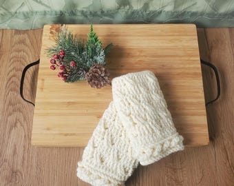 Guanti senza dita all'uncinetto, guanti a trecce in stile cottagecore, scaldamani invernali, polsini boho dai toni naturali, accessori comodi in stile maglia, regalo per lei