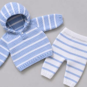 Könnte beinhalten: Ein gestricktes zweiteiliges Set bestehend aus einem langärmeligen Kapuzenpullover und einer passenden Hose. Beide Teile haben ein horizontales Streifenmuster in Hellblau und Weiß. Der Pullover verfügt über eine Kapuze und einen Knopf am Ausschnitt.