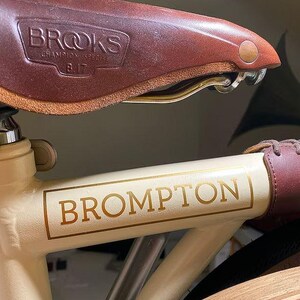 Adesivi Brompton Black Edition Per Telaio Nero - Set Di 2 Decalcomanie Logo Lato A E B, Finitura Lucida, Unisex