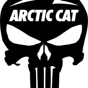 Puede incluir: Gráfico en blanco y negro que presenta un diseño de calavera con el texto "ARCTIC CAT" en letras blancas. Encima del texto, una silueta blanca de un gato saltando, un logotipo asociado con motos de nieve y vehículos todoterreno.