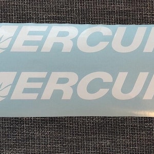 Op de afbeelding: Twee witte vinylstickers met het woord MERCURY in een vet schreefloos lettertype. Elke sticker bevat een gestileerde afbeelding van drie horizontale golvende lijnen links van de tekst, alles op een lichtblauw schutvel.