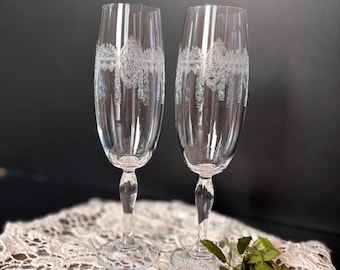 Par de copas de champán de cristal grabado