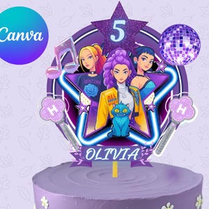 Könnte beinhalten: Ein lila Tortenaufsatz mit einem Sterndesign mit drei Cartoon-Frauen, einer blauen Katze und dem Namen "Olivia". Der Aufsatz enthält eine Musiknote, eine Discokugel und die Zahl 5. Das Canva-Logo befindet sich in der oberen linken Ecke.