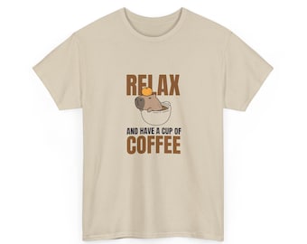 Camiseta unisex con estampado divertido de capibara: "Relájate y tómate una taza de café".