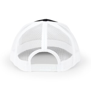 Peut inclure: Casquette de camionneur noire et blanche avec un dos en filet. Le chapeau a un panneau avant noir et un dos en filet blanc. La fermeture à pression réglable est blanche. Le nom de la marque "RICHARDSON" est imprimé au dos.