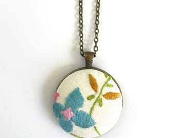 Vintage Floral Embroidery Pendant Necklace, Retro Boho Fabric Circle, Antique Brass Chain