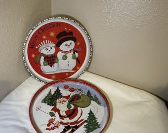Vintage kersttraktaties voor de kerstman, ronde blikken dienbladen, set van 2
