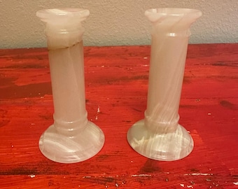 Vintage ljusstakar i onyxmarmor, set med 2 naturstenspelare, benvit
