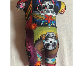 Bambola voodoo a forma di teschio di zucchero del Giorno dei Morti, realizzata a mano, in peluche, oggetto decorativo di arte popolare.