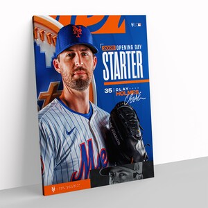 Puede incluir: Un póster enmarcado con un jugador de béisbol con el uniforme de los Mets de Nueva York. El póster tiene una combinación de colores azul y naranja con el texto "2025 Opening Day Starter" y el nombre y número del jugador.