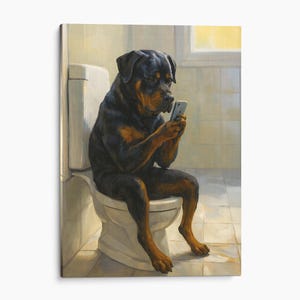 Könnte beinhalten: Ein Gemälde eines schwarz-lohfarbenen Rottweilers, der aufrecht auf einer weißen Porzellan-Toilette in einem gefliesten Badezimmer sitzt. Der Hund hält ein kleines graues Smartphone mit beiden Vorderpfoten und blickt konzentriert auf das Display.