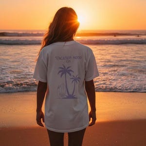 Vacation Mood On T-Shirt | Oversize Beach Shirt mit lila Rückenprint | Palm Tree Surf Design | Boho Summer Tee aus Baumwolle | weiß