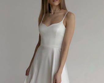 Abito lungo bianco in raso senza maniche, perfetto per fidanzamenti o matrimoni estivi, con chiusura a cerniera sul retro.