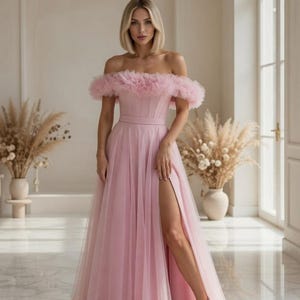 Vestido largo rosa de gasa con corte en A, corsé con cordones, abertura lateral y espalda descubierta, ideal para graduación o boda.