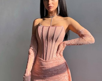 Vestido de ensueño rosa pastel con hombros descubiertos, corte trompeta, escote cuadrado, espalda con cordones y cintura natural para ocasiones primaverales.