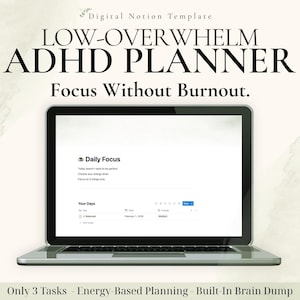 以下が含まれることがあります： デジタルADHDプランナーテンプレートを表示するラップトップ。画面には「毎日のフォーカス」セクションと「あなたの1日」セクションが表示されます。画面上のテキストには「毎日のフォーカス」と「燃え尽き症候群なしのフォーカス」が含まれています。画像の下部には「わずか3つのタスク - エネルギーベースの計画 - 内蔵ブレインダンプ」と書かれています。
