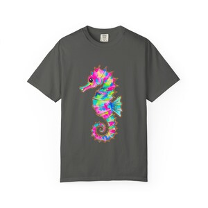 Camiseta Comfort Colors con estampado de caballitos de mar coloridos, camiseta con estampado costero, camiseta para amantes de la playa, camiseta con animales marinos, camiseta para vacaciones de verano, regalo náutico imagen 7