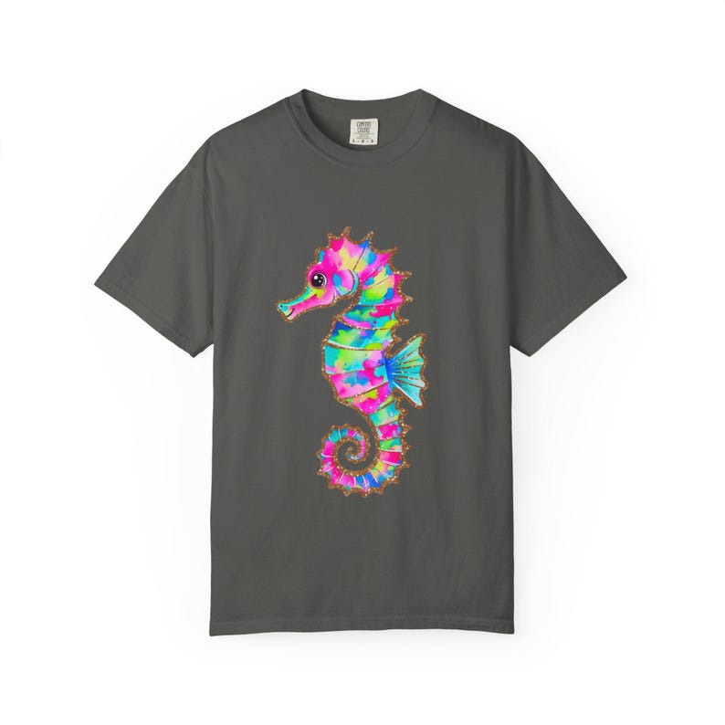 Camiseta Comfort Colors con estampado de caballitos de mar coloridos, camiseta con estampado costero, camiseta para amantes de la playa, camiseta con animales marinos, camiseta para vacaciones de verano, regalo náutico imagen 7