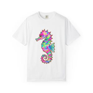 Camiseta Comfort Colors con estampado de caballitos de mar coloridos, camiseta con estampado costero, camiseta para amantes de la playa, camiseta con animales marinos, camiseta para vacaciones de verano, regalo náutico imagen 2