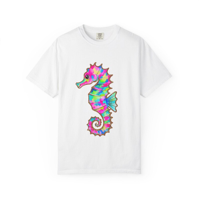Camiseta Comfort Colors con estampado de caballitos de mar coloridos, camiseta con estampado costero, camiseta para amantes de la playa, camiseta con animales marinos, camiseta para vacaciones de verano, regalo náutico imagen 2