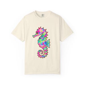 Camiseta Comfort Colors con estampado de caballitos de mar coloridos, camiseta con estampado costero, camiseta para amantes de la playa, camiseta con animales marinos, camiseta para vacaciones de verano, regalo náutico imagen 4