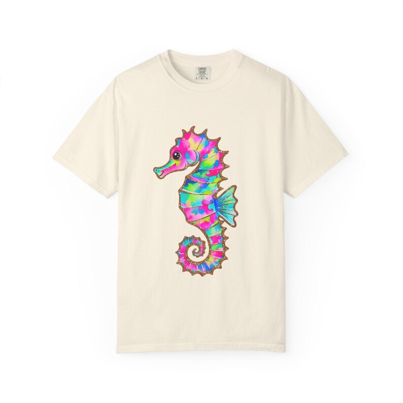 Camiseta Comfort Colors con estampado de caballitos de mar coloridos, camiseta con estampado costero, camiseta para amantes de la playa, camiseta con animales marinos, camiseta para vacaciones de verano, regalo náutico imagen 4