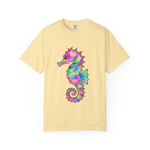Camiseta Comfort Colors con estampado de caballitos de mar coloridos, camiseta con estampado costero, camiseta para amantes de la playa, camiseta con animales marinos, camiseta para vacaciones de verano, regalo náutico imagen 5