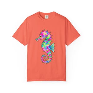 Camiseta Comfort Colors con estampado de caballitos de mar coloridos, camiseta con estampado costero, camiseta para amantes de la playa, camiseta con animales marinos, camiseta para vacaciones de verano, regalo náutico imagen 3